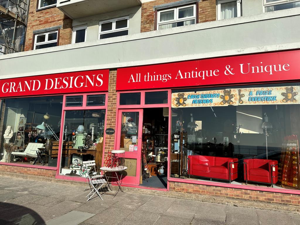 Lot: 102 - SHOP FOR INVESTMENT - Glazed double fronted commercial property